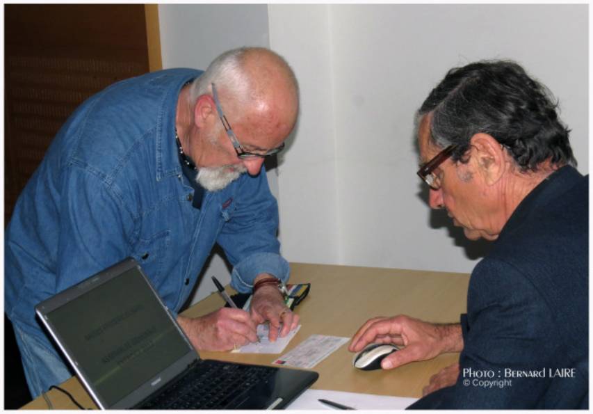 Pierre Chazal, membre fondateur et donateur encourage le muse en signant son chque au trsorier Didier George.