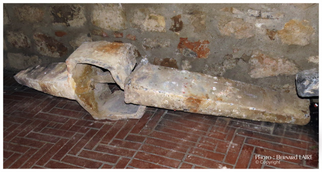 Le jas prsent  l'entre de la tour de Sanary invitant  la dcouverte de nombreux mobiliers archologiques sous-marins qui y sont exposs par le Jason Archo Sub. (entre libre)